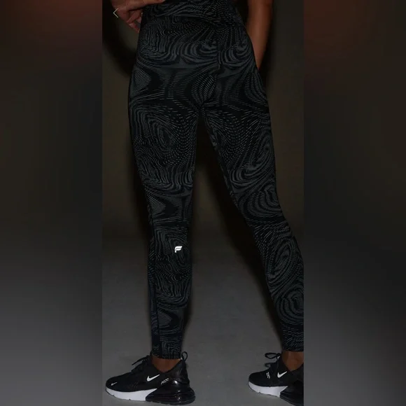 🌟Rare🌟 Fabletics Black High Frequency Reflective Trinity 7/8 Legging | XS | NWT - Picture 4 of 9